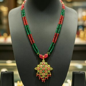 Red-Green Onyx Necklace with Jadau Pendant
